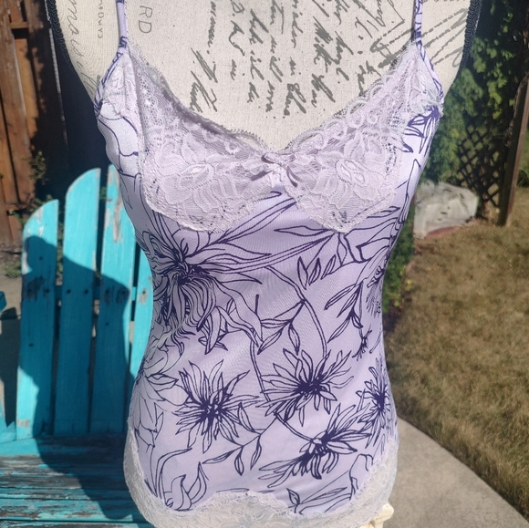 💥 3/$20 The Limited Medium Lace and Purple Flower Camisole! - Picture 7 of 11